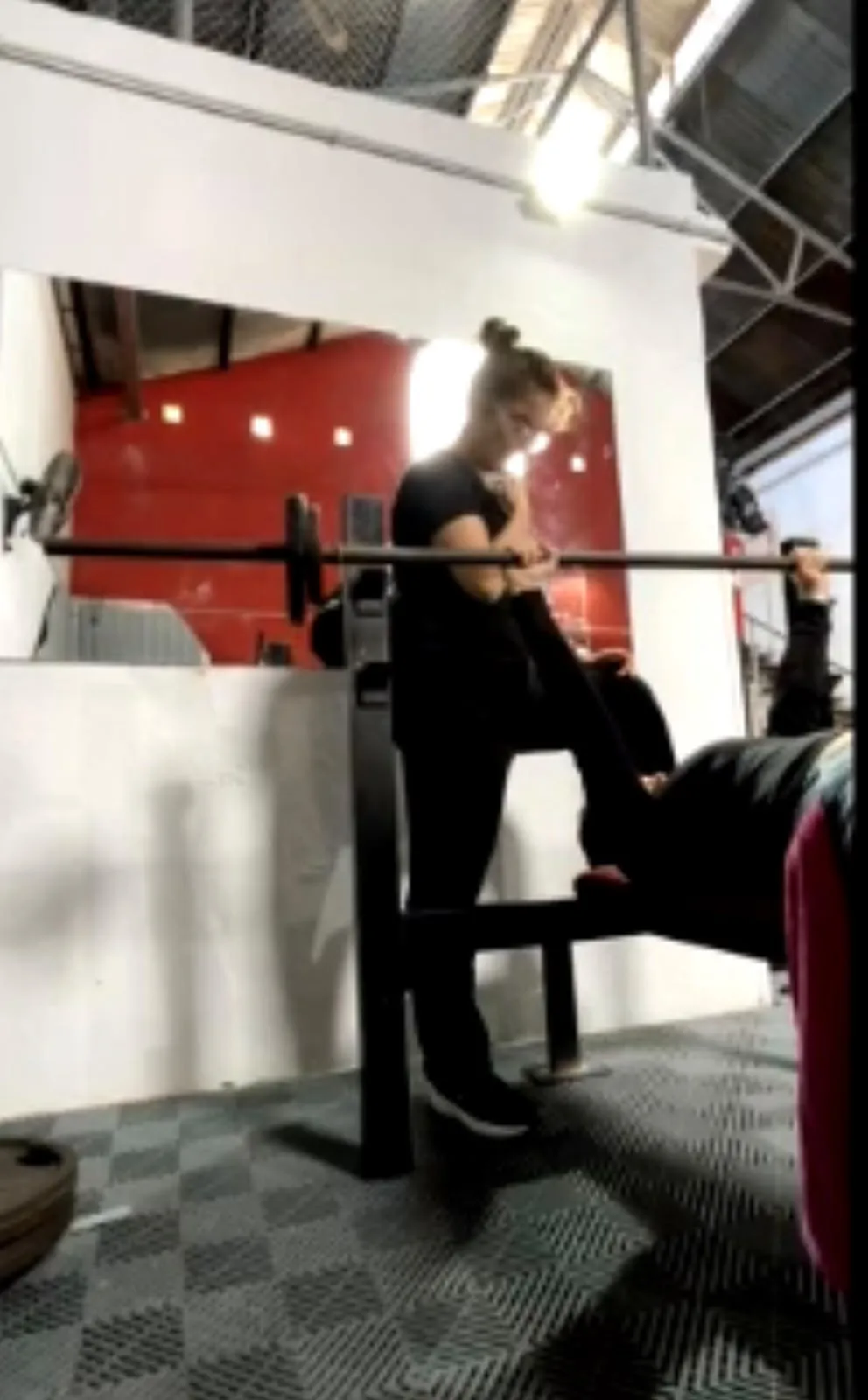 Acompañamiento en press de banca en el gimnasio