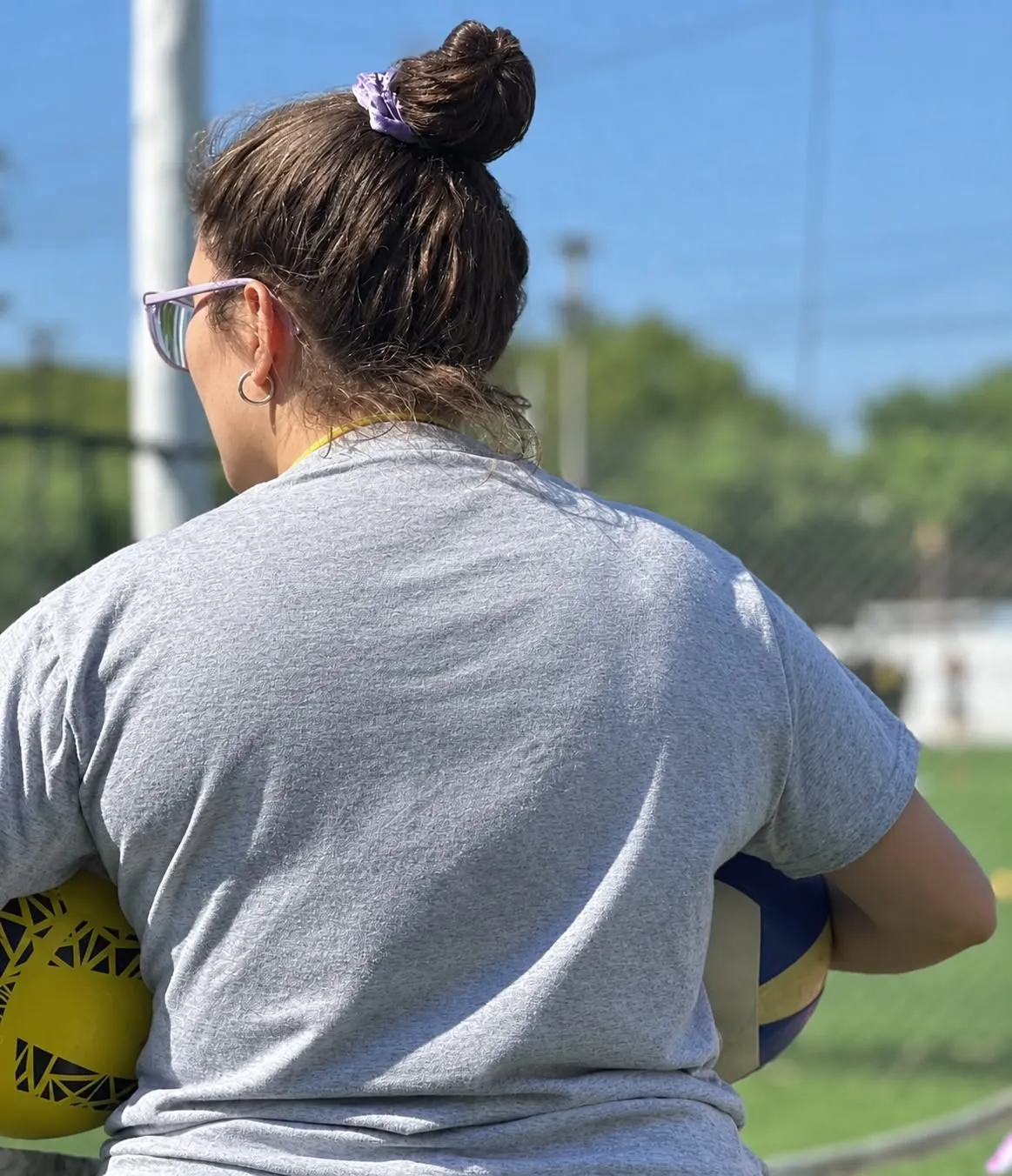 Valentina en la cancha con las pelotas, lista para la clase